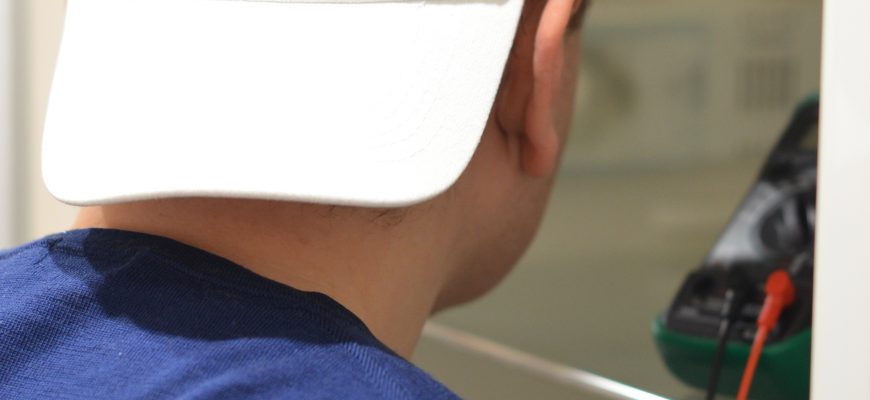 Мастер РемХолод ремонтирует холодильник на дому в Москве